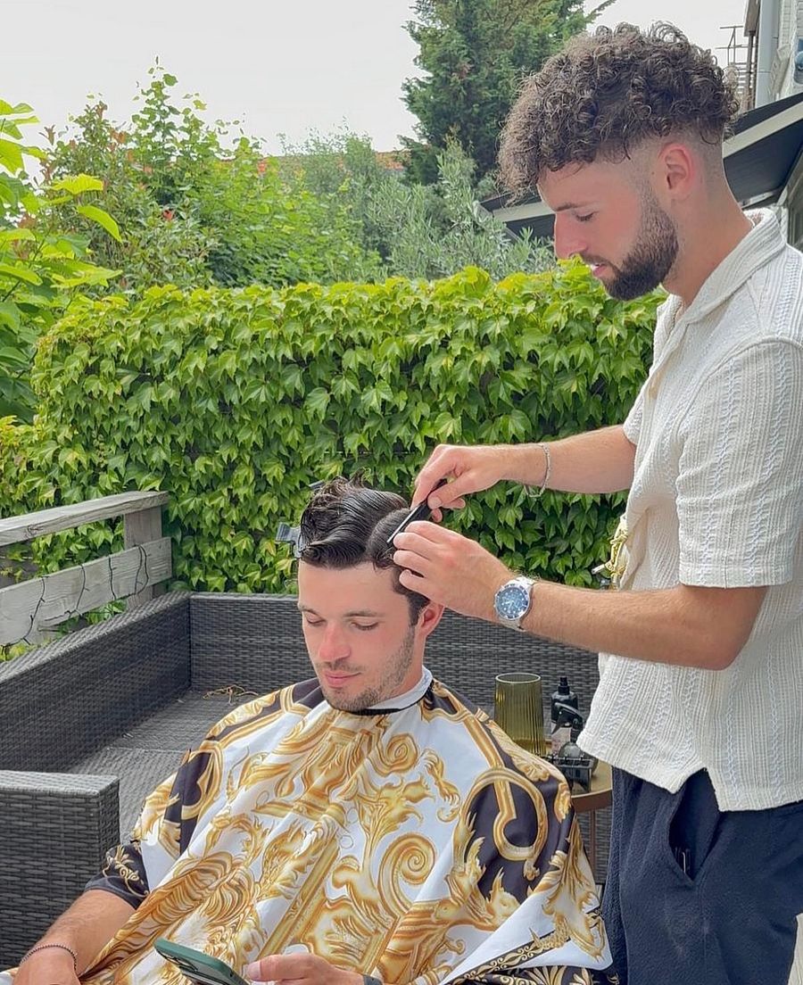 Dylan aan het werk als barber