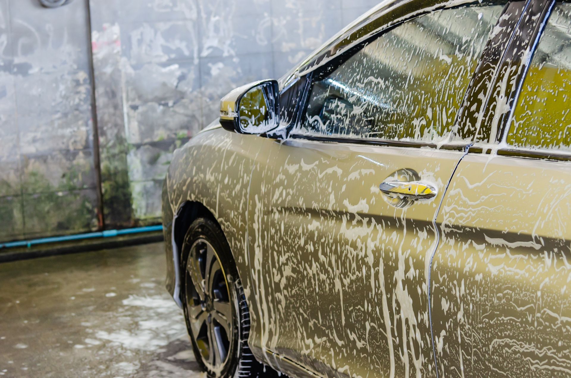 Auto grondig gewassen met schuim