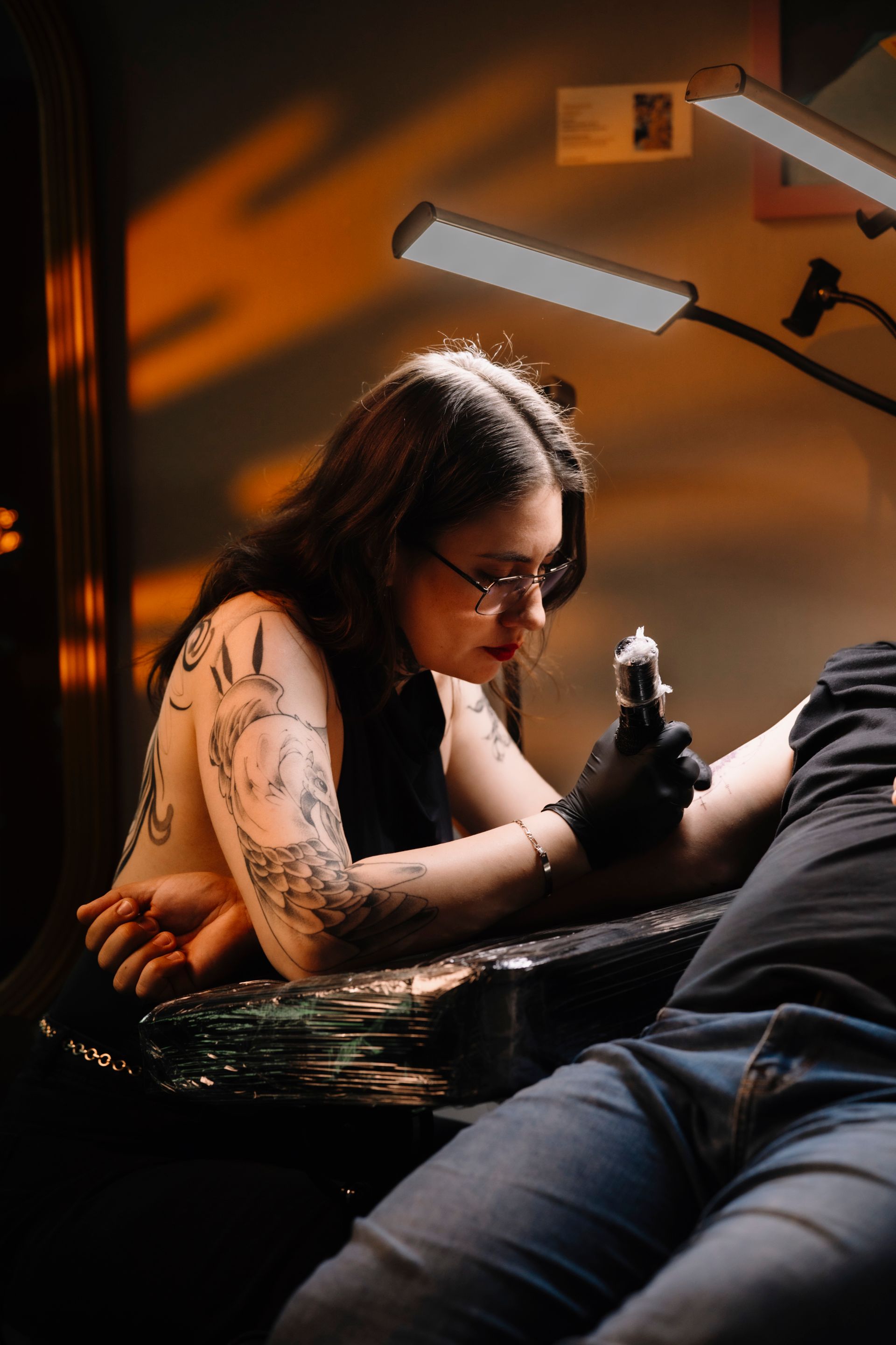 Tattoo-artiest van House of Skinworx aan het werk