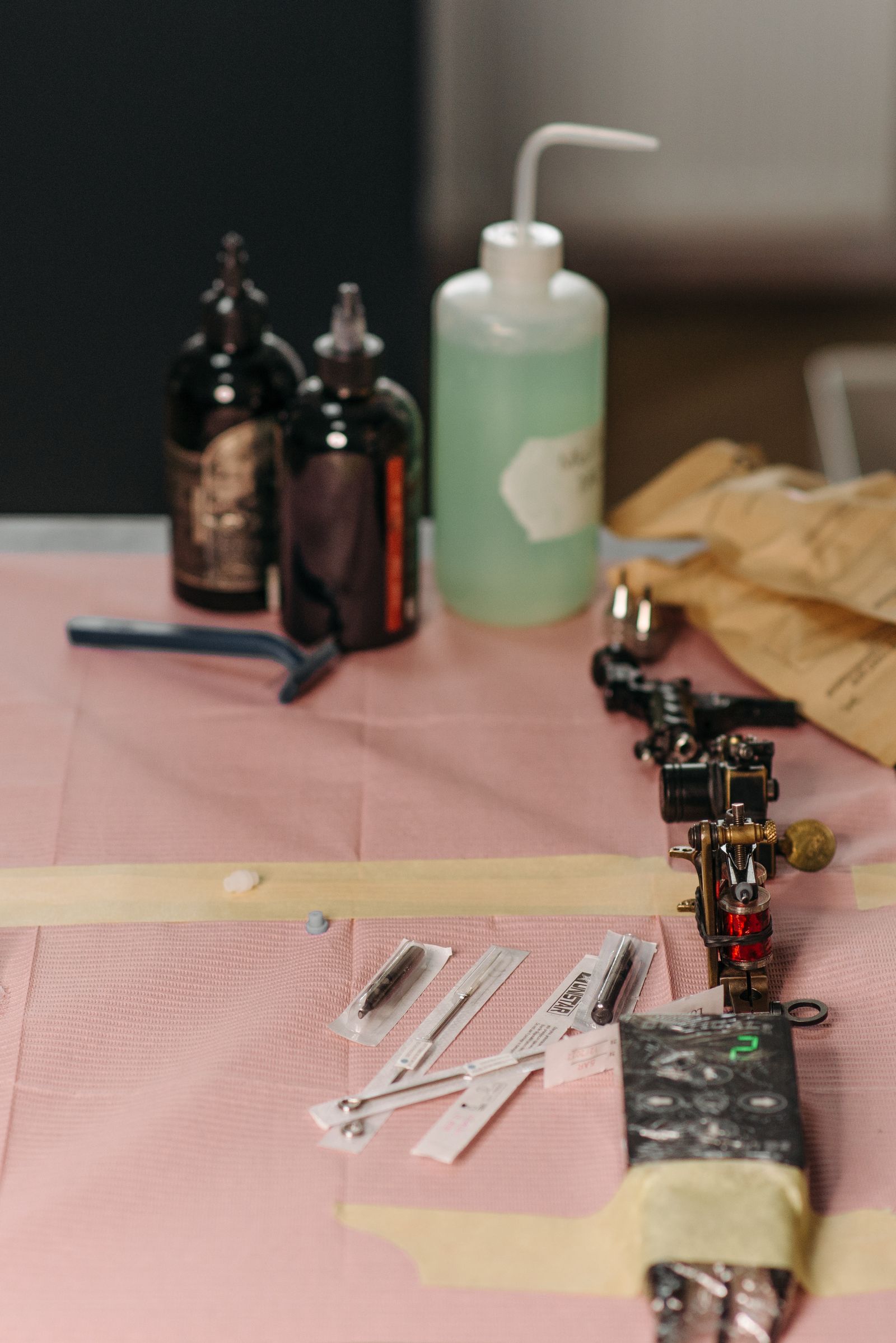 Tattoo-machine tijdens het zetten