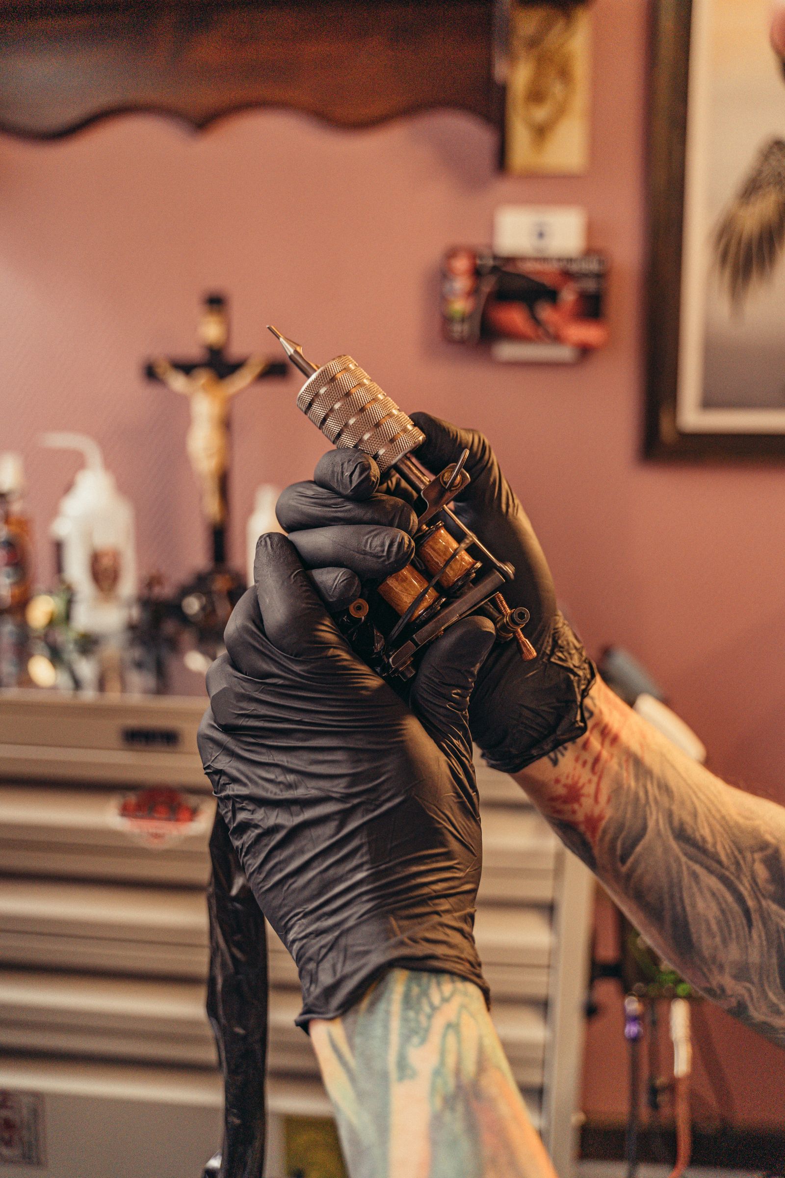 Inktflesjes en materiaal in de studio