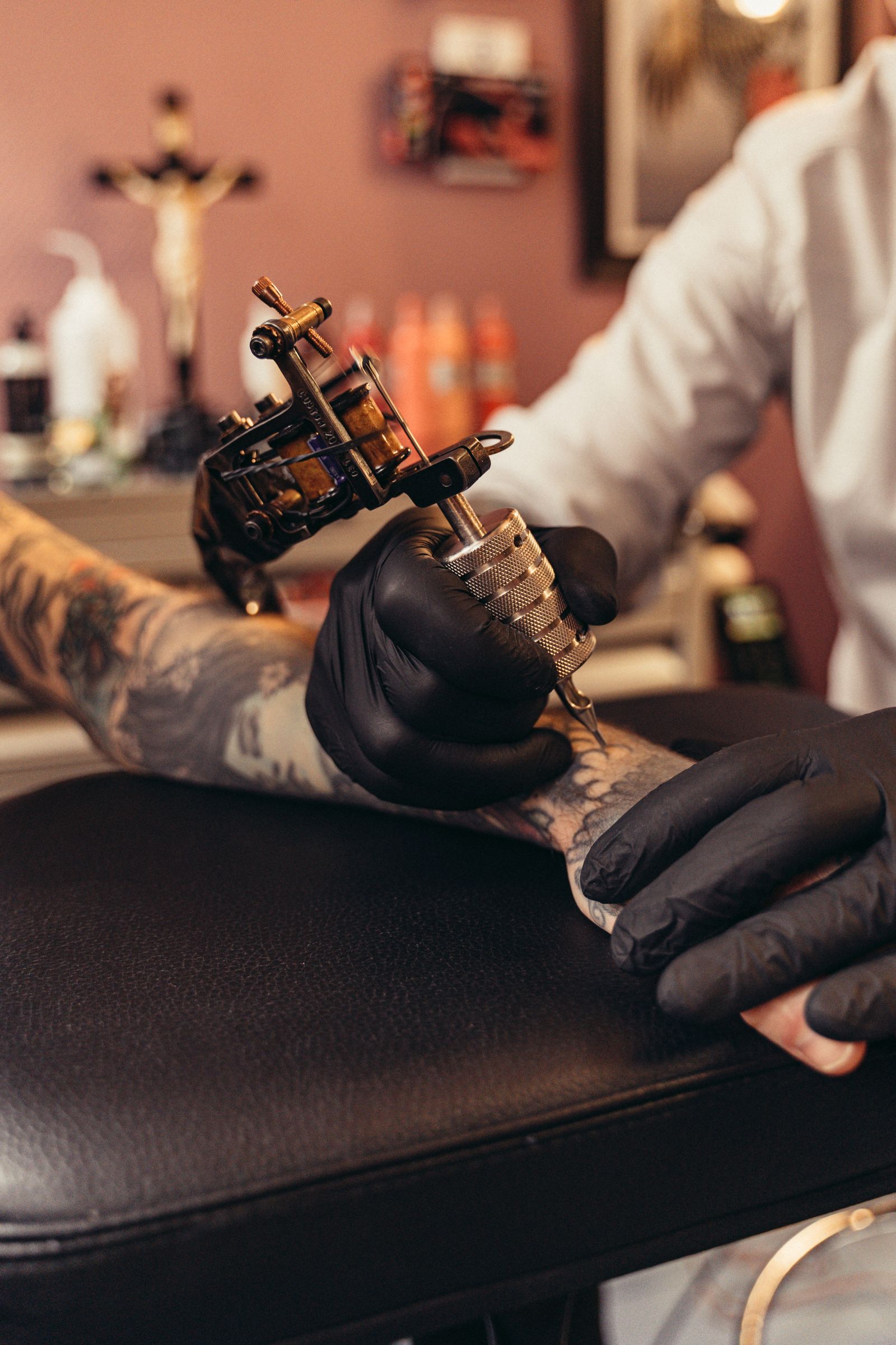 De eigenaar van Living Art Shop Tattoo aan het werk