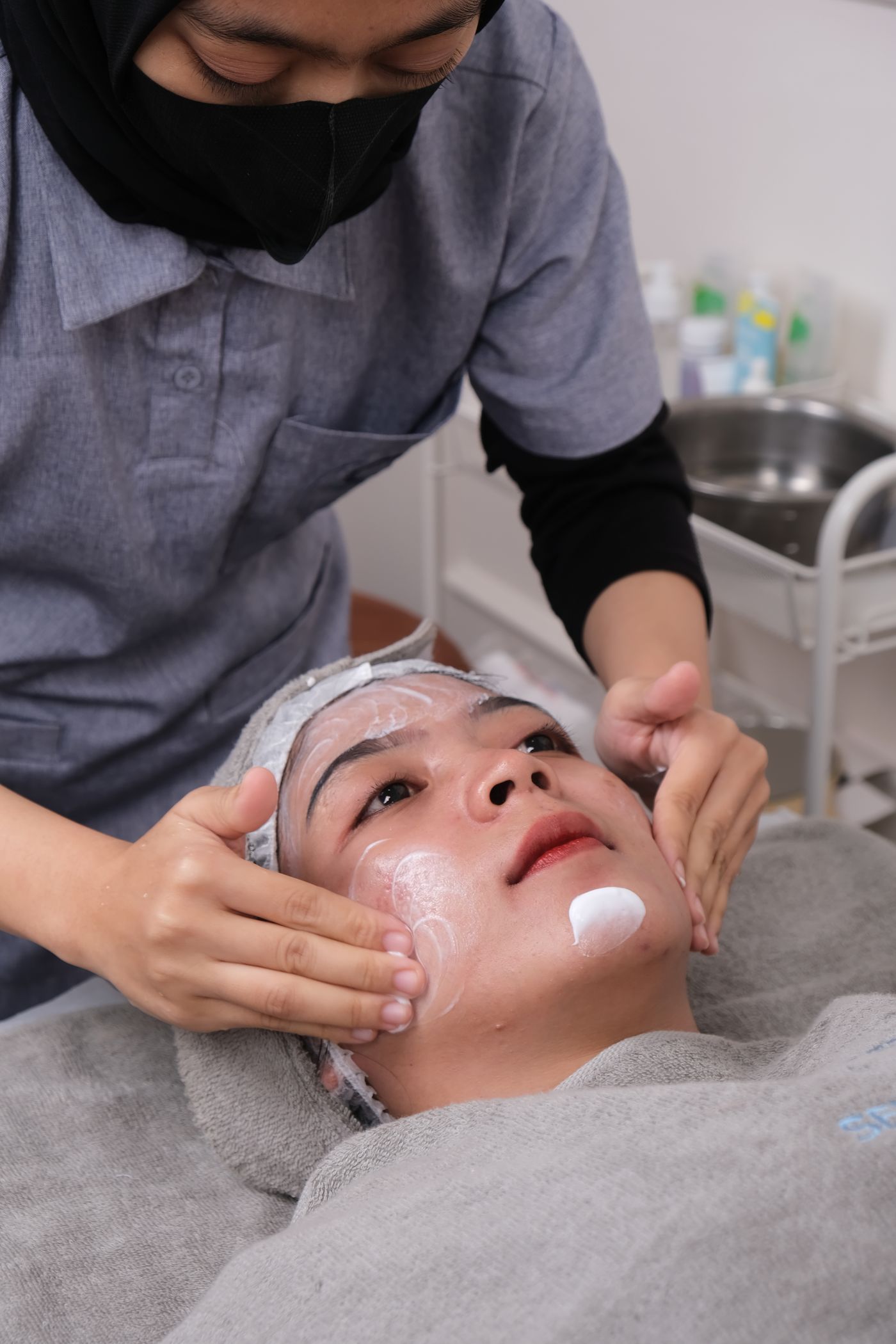 Wimperextensions worden aangebracht
