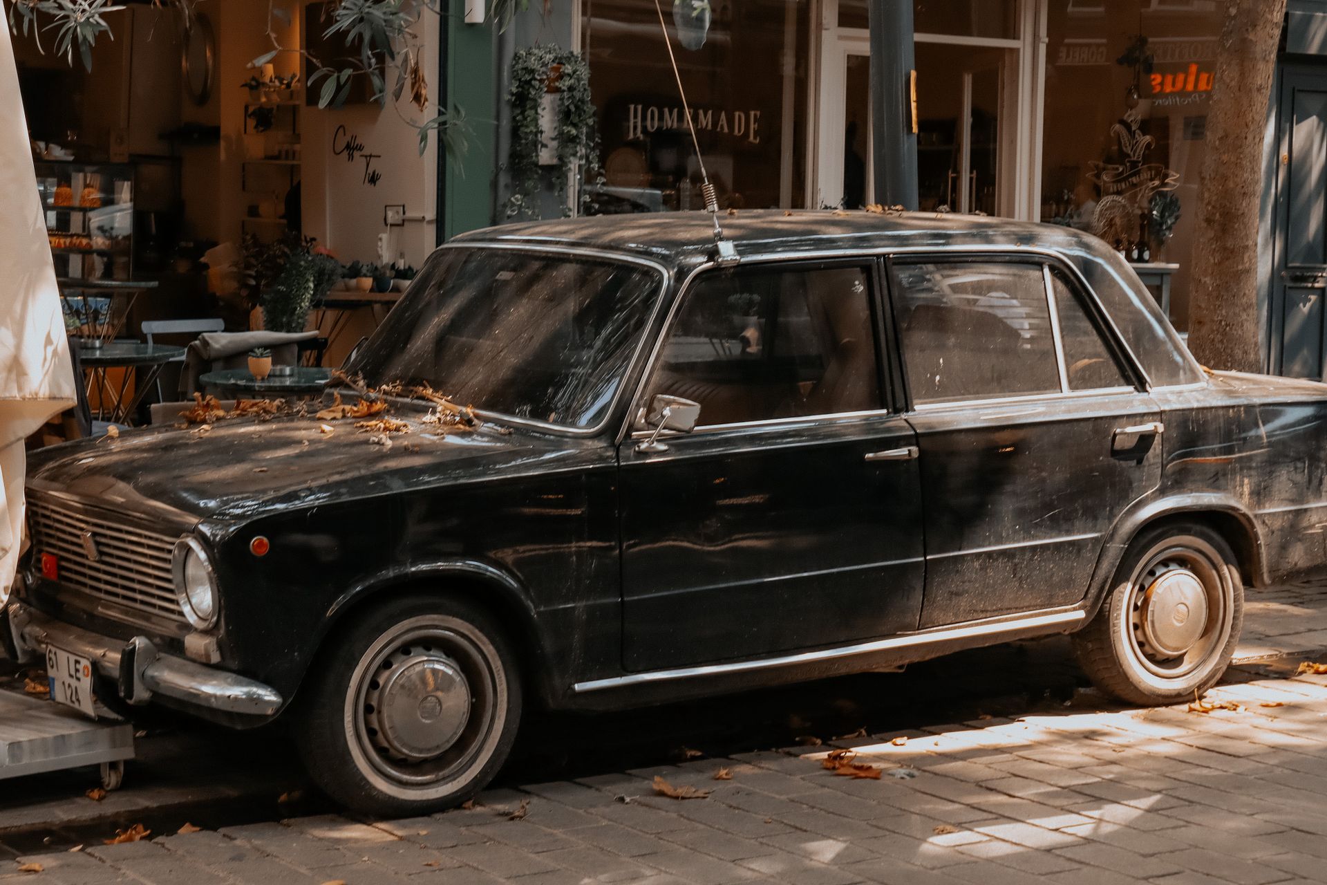 Auto voor de wasbeurt, vuil en stoffig
