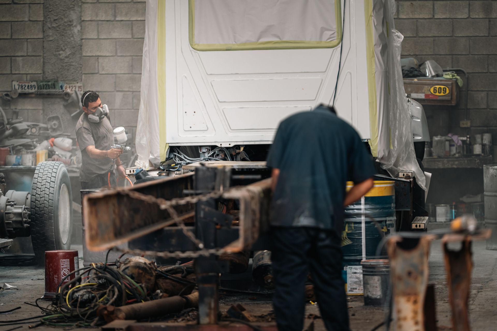 Spuitwerk aan een paneel in de spuitcabine