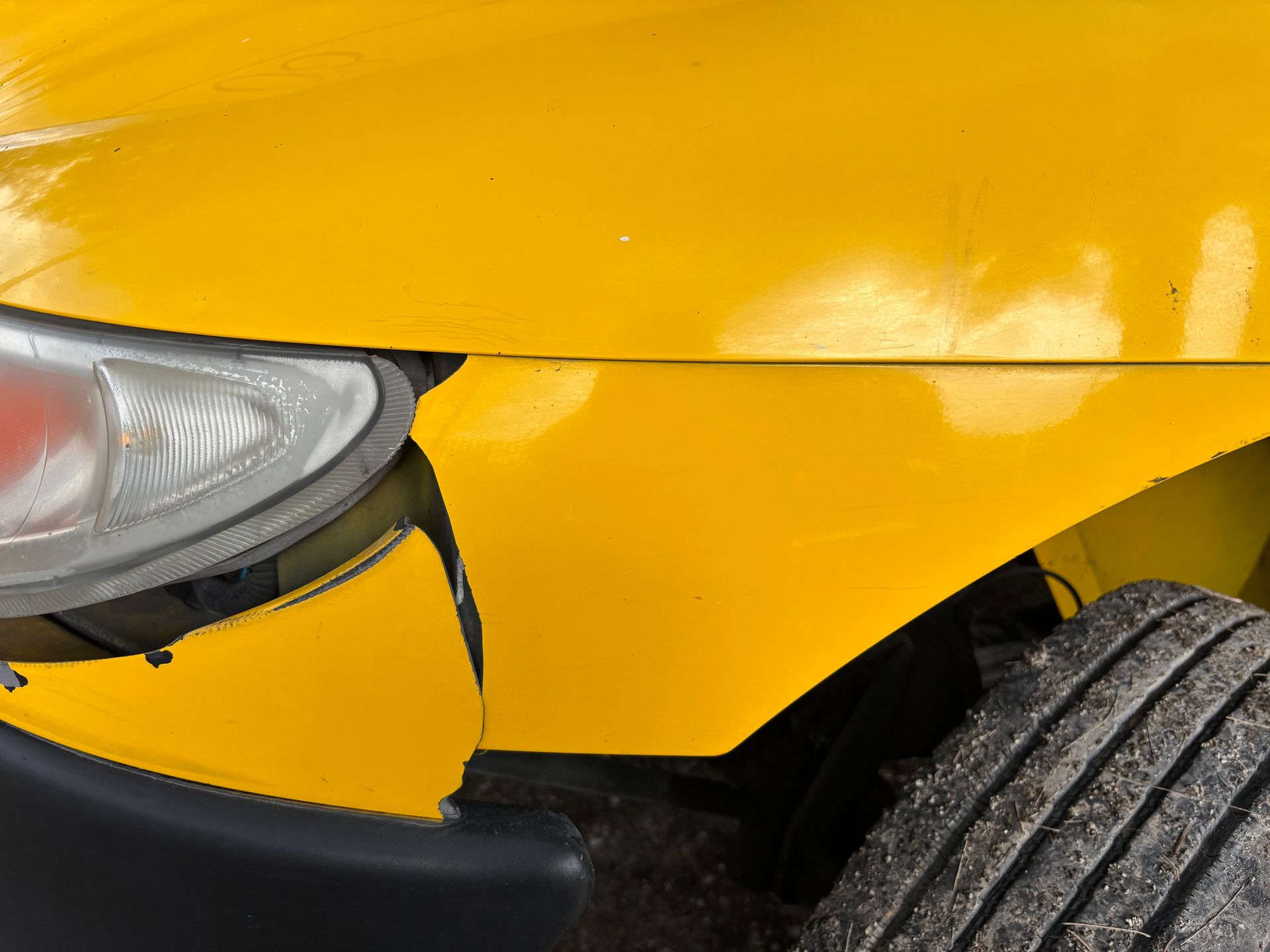Lakschade aan een bumper, voor het herstel