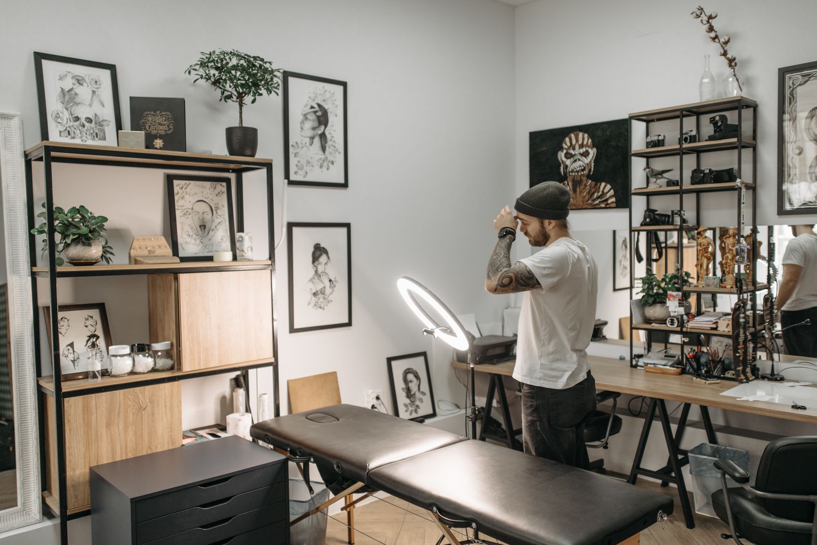 Tattoo-artiest van Raw Ink Tattoo aan het werk