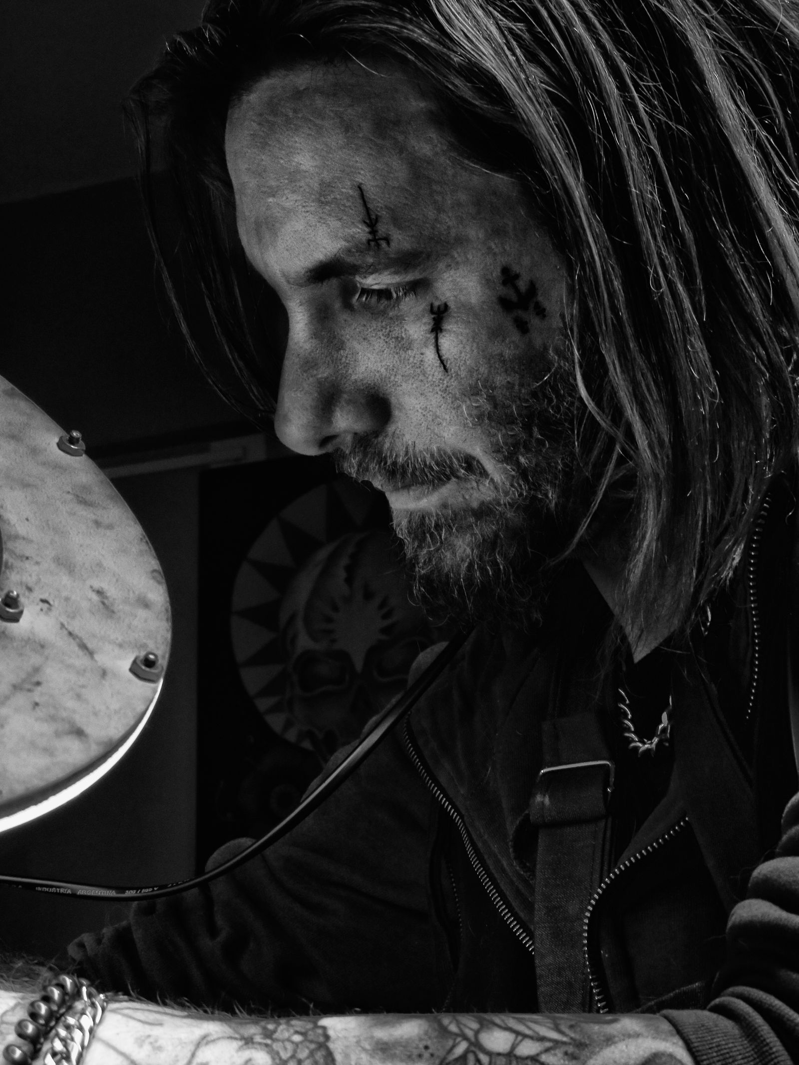 De artiest van Raw Ink Tattoo aan het werk