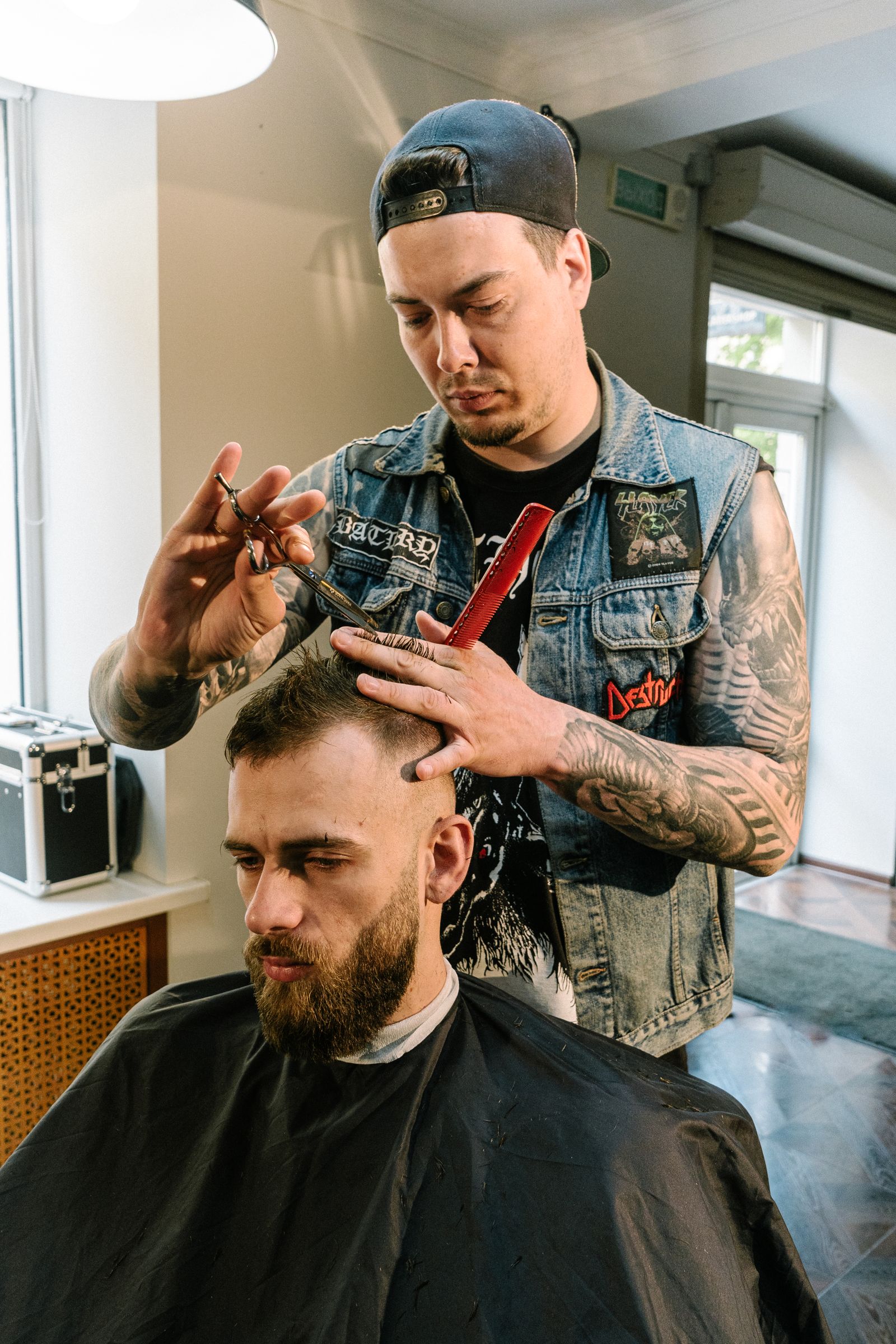 Een barber van Sharp Cuts aan het werk
