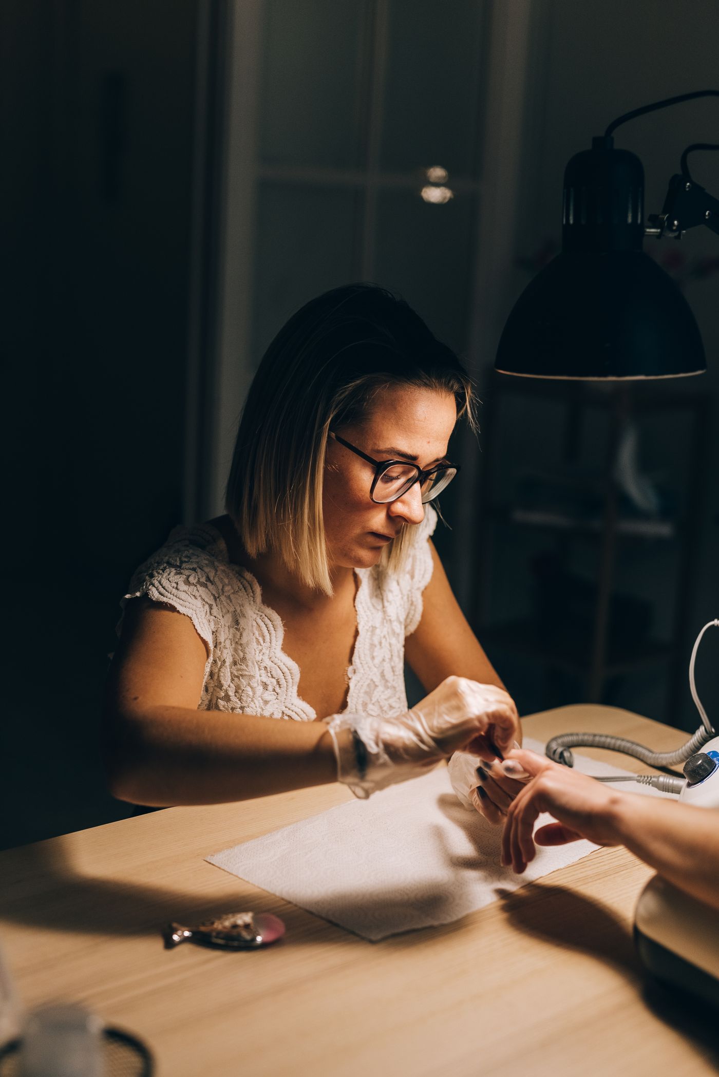 Tessa aan het werk in haar studio in Terneuzen